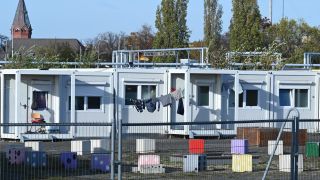 Die Container am Columbiadamm auf dem Tempelhofer Feld sind UnterkÃ¼nfte fÃ¼r GeflÃ¼chtete