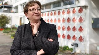 Klara Geywitz (SPD), Bundesministerin fÃ¼r Wohnen, Stadtentwicklung und Bauwesen, steht vor einem Wohnhaus in der Alfred-Jung-Strasse in Berlin-Lichtenberg.