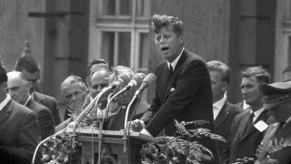 US-PrÃ¤sident John F. Kennedy am 26.06.1963 bei seiner historischen Rede vor dem Rathaus SchÃ¶neberg.