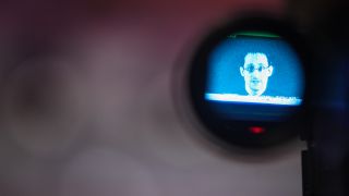 Archiv 2015: Edward Snowden auf dem Display einer Kamera wÃ¤hrend eines Remote-Interviews auf der Cebit