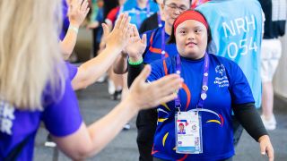 Special Olympics: Kamille Therese Tingzon von den Philippen wird beim Einlaufen von Volunteers abgeklatscht