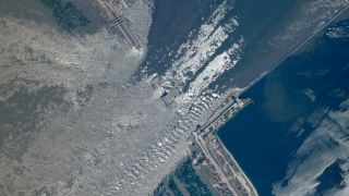 Ein Satellitenbild zeigt die Bruchstelle des Kachowka-Damms im SÃ¼den der Ukraine. (Quelle: picture alliance/dpa/Planet Labs PBC/AP | Uncredited)