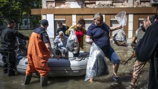 Ukrainische BÃ¼rger werden nach einem Staudamm-Bruch evakuiert