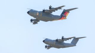 Zwei Airbus A400M der Luftwaffe überfliegen zu Beginn des internationalen Luftwaffen-Manövers 