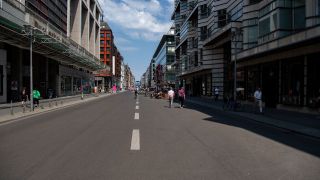 Passanten sind auf der FriedrichstraÃe unterwegs. Die bekannte EinkaufsstraÃe wird am Samstag den 1. Juli 2023 wieder fÃ¼r den Autoverkehr geÃ¶ffnet (Bild: dpa / Paul Zinken)