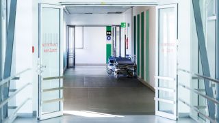 Krankenbetten stehen in einem Gang im Klinikum GroÃhadern in MÃ¼nchen. (Bild: picture alliance/ dpa)