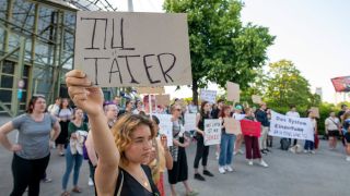 Demonstration gegen sexuellen Missbrauch und Gewalt gegen Frauen vor dem Rammstein-Konzert in MÃ¼nchen.