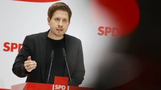 SPD-GeneralsekretÃ¤r Kevin KÃ¼hnert bei einer Rede im Willy-Brandt-Haus