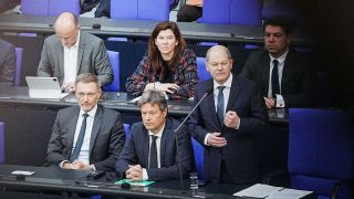 Bundeskanzler Olaf Scholz (SPD, 2.v.r) spricht im Bundestag bei der Befragung der Bundesregierung neben Christian Lindner (FDP, l), Bundesminister der Finanzen, und Robert Habeck (BÃ¼ndnis 90/Die GrÃ¼nen, M), Bundesminister fÃ¼r Wirtschaft und Klimaschutz,