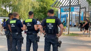 Polizisten stehen vor demÂ Eingang des Sommerbad in NeukÃ¶lln.