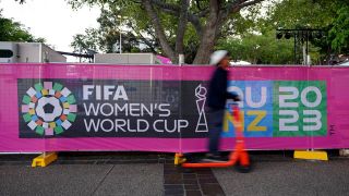 Blick auf ein Werbebanner fÃ¼r die FIFA Frauen-Weltmeisterschaft 2023 in Australien und Neuseeland (Bild: dpa)