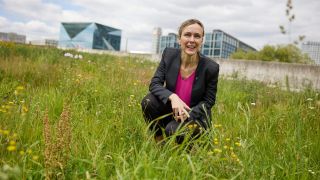 Manja Schreiner (CDU), Senatorin fÃ¼r Umwelt, Verkehr und Klimaschutz des Landes Berlin, besucht einen neu angelegten Wildbienenlehrpfad am Spreebogen.