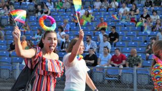 Eine Teilnehmerin der ErÃ¶ffnungsparade der WorldPride streckt im Stadion von MalmÃ¶ die Zunge raus. (Bild: picture alliance/dpa) 