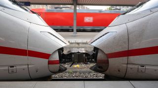 Zwei ICE-ZÃ¼ge der Deutschen Bahn sind auf dem Bahnhof zusammengekoppelt (Bild: dpa / Peter Kneffel)