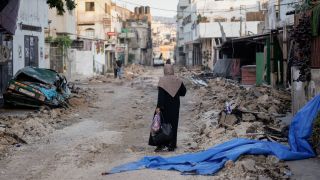 Eine palÃ¤stinensische Frau geht zwischen TrÃ¼mmern, nach einer groÃ angelegten MilitÃ¤roperation des israelischen MilitÃ¤rs in Dschenin im Westjordanland (Bild: dpa / Majdi Mohammed)