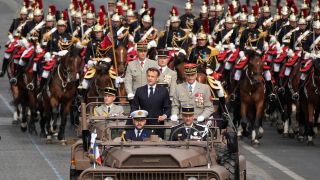 Parade auf der Avenue des Champs-Elysees mit Emmanuel Macron