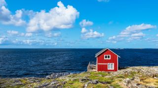 Eine einsame HolzhÃ¼tte mitten in der Natur auf der Insel Ãstol in Schweden (Bild: picture alliance / Rico KÃ¶dder)