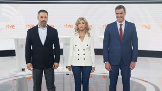 Die Spitzenkandidaten ihrer Parteien Santiago Abascal (Vox), Yolanda Diaz (Sumar) und MinisterprÃ¤sident Pedro Sanchez (PSOE) vor einer Fernsehdebatte (Bild: picture alliance / abaca)