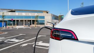 Ein weiÃer Tesla Model Y steht zum Laden auf dem E-Parkplatz der Tesla Gigafactory in GrÃ¼nheide (Bild: picture alliance / SULUPRESS.DE). 