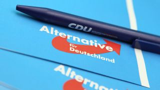 Ein Kugelschreiber der CDU liegt auf einer InfobroschÃ¼re der AfD.