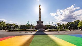 Regenbogenfarben vor dem GroÃen Stern