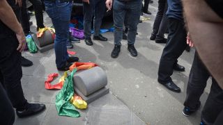 Homophobe Demonstranten in Tiflis, Georgien, zerstÃ¶ren eine Regenbogenflagge