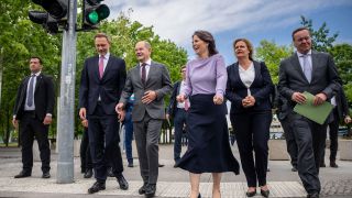 Christian Lindner, Bundeskanzler Olaf Scholz, Annalena Baerbock, Nancy Faeser und Boris Pistorius stehen an einer Ampel.