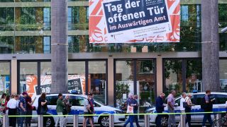 Archiv: Menschen stehen Schlange und warten darauf, eingelassen zu werden, beim Tag der offenen Tuer im Auswaertigten Amt