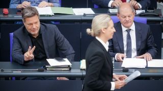 An Mitgliedern der Bundesregierung lÃ¤uft eine AfD-Politikerin vorbei. (Quelle: Picture Alliance)