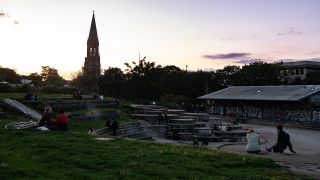 Menschen genieÃen einen Sommerabend im GÃ¶rlitzer Park. 