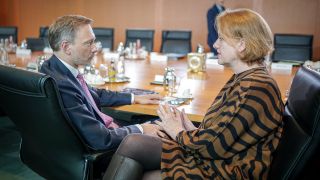 Finanzminister Lindner und Familienministerin Paus sitzen sich gegenÃ¼ber. (Quelle: Picture Alliance)