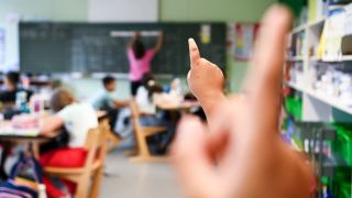 SchÃ¼lerinnen und SchÃ¼ler melden sich im Unterricht.