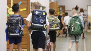 SchÃ¼ler kommen am Morgen in der Grundschule FeldstraÃe zum Unterricht.