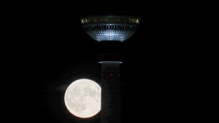 Supermond hinter dem Fernsehturm in Berlin