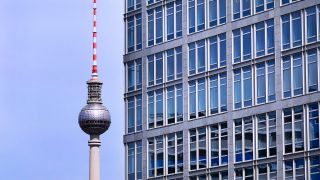 Berlin. Blick auf ein Buerohaus im Stadtteil Mitte. Dahinter ist der Fernsehturm zu sehen.