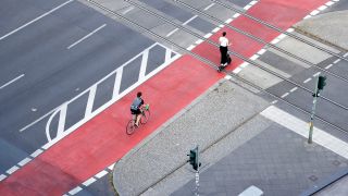 Radfahrer und E-Rollerfahrer auf einem Radweg auf der MÃ¼llerstraÃe Ecke SeestraÃe.