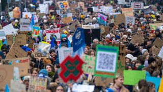 Archivbild: Zahlreiche Menschen mit Schildern und Transparenten nehmen an der Demonstration von Fridays for Future teil. 