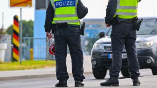 Beamte der Bundespolizei stehen bei der Einreise nach Deutschland am deutsch-polnischen GrenzÃ¼bergang StadtbrÃ¼cke in Frankfurt (Oder).