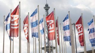 Wehende Fahnen mit dem Logo IFA sind vor dem Funkturm auf dem MessegelÃ¤nde zu sehen.