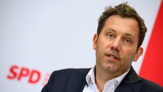 Lars Klingbeil, Co-Vorsitzender der SPD, Ã¤uÃert sich bei einer Pressekonferenz (Bild: dpa / Bernd von Jutrczenka)