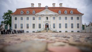 Das Schloss Meseberg, aufgenommen vor Beginn der Halbzeit-Klausur des Bundeskabinetts (Bild: dpa / Michael Kappeler)