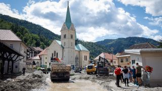 Menschen beobachten die RÃ¤umungsarbeiten in Slowenien.