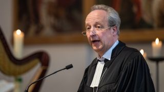 Christian StÃ¤blein, Bischof der Evangelischen Kirche Berlin-Brandenburg-schlesische Oberlausitz, spricht in einem Gottesdienst in der Martin-Luther-Kirche in Berlin-NeukÃ¶lln (Bild: dpa / Monika Skolimowska)