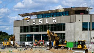 Archiv: Blick auf das Werk der Tesla Gigafactory Berlin-Brandenburg vom US-Elektroautobauer Tesla. (Bild: dpa) 