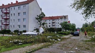  In einem Wohnviertel in Brandenburg an der Havel hat das nächtliche Unwetter starke Schäden verursacht und das Dach eines Wohnhauses teilweise zerstört. (Bild: dpa)