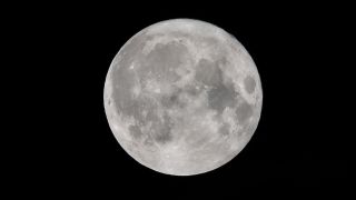 Der Vollmond ist in Tating in der NÃ¤he der NordseekÃ¼ste zu sehen (Bild: dpa)