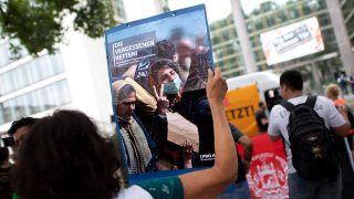 Eine Demonstrantin hÃ¤lt im August 2022 in Berlin ein Plakat mit der Aufschrift 