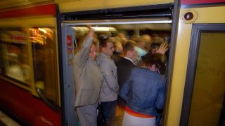 In einer vollen S-Bahn in Berlin sind MÃ¤nner und Frauen zu sehen (Bild: IMAGO / PEMAX) 