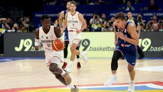 Deutschlands Dennis Schröder (l) und Serbiens Bogdan Bogdanovic in Aktion