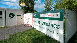 Banner an der Unterkunft P3 am Flughafen Tempelhof vom Landesamt fÃ¼r FlÃ¼chtlingsangelegenheiten 